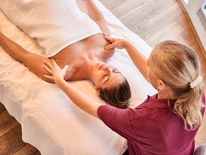 Wellnessurlaub - Rücken-Nacken-Massage - Pliezhausen - Massage - Berlins KroneLamm