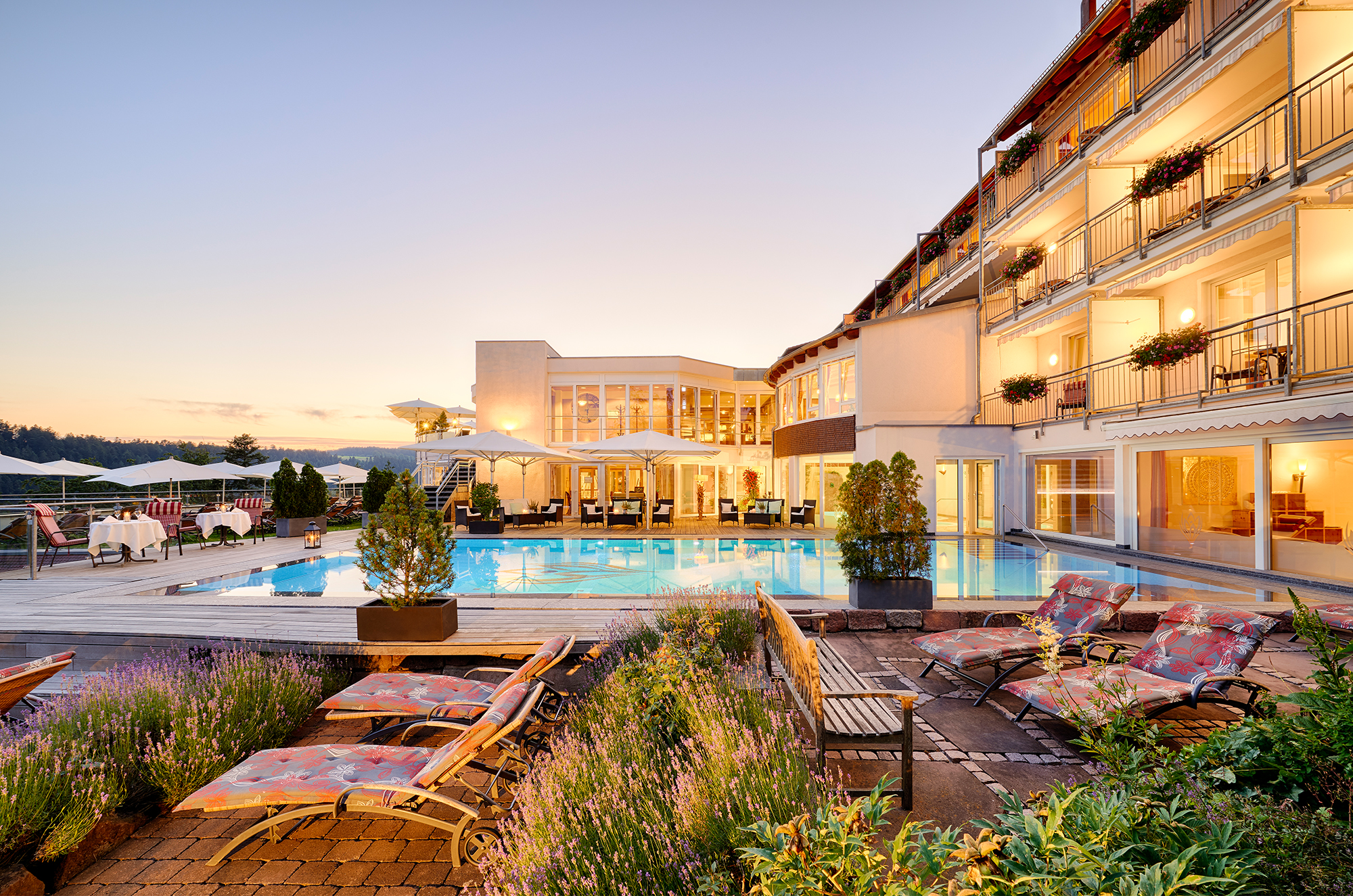 Wellnessurlaub: Außenansicht mit königSPA - Hotel Kronelamm im Schwarzwald