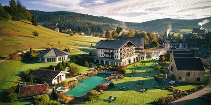 Wellnessurlaub - Verpflegung: Frühstück - Baiersbronn - Drohnenaufnahme der Hotelanlage - Hotel Engel Obertal - Wellness und Genuss Resort