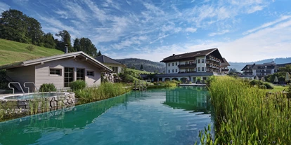 Wellnessurlaub - Hot Stone - Schömberg (Zollernalbkreis) - Naturbadesee im Außenbereich - Hotel Engel Obertal - Wellness und Genuss Resort