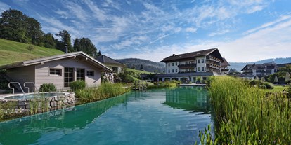 Wellnessurlaub - Paarmassage - Enzklösterle - Naturbadesee im Außenbereich - Hotel Engel Obertal - Wellness und Genuss Resort