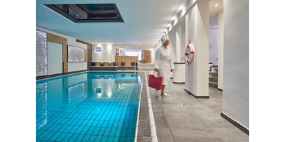 Wellnessurlaub - Wirbelsäulenmassage - Dauchingen - Innenpool 30°C (6 x12 m) - Erfurth´s Bergfried Ferien & Wellnesshotel