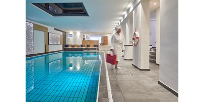 Wellnessurlaub - Whirlpool am Zimmer - Münstertal - Innenpool 30°C (6 x12 m) - Erfurth´s Bergfried Ferien & Wellnesshotel