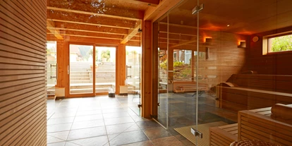 Wellnessurlaub - Wirbelsäulenmassage - Dauchingen - Designsauna "Pure" 85° im Garten - Erfurth´s Bergfried Ferien & Wellnesshotel