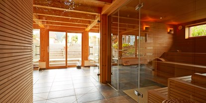 Wellnessurlaub - Wirbelsäulenmassage - Hinterzarten - Designsauna "Pure" 85° im Garten - Erfurth´s Bergfried Ferien & Wellnesshotel