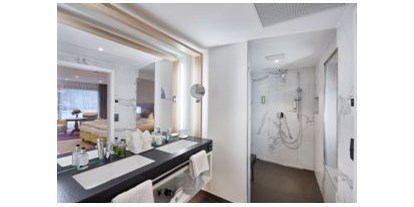 Wellnessurlaub - Whirlpool am Zimmer - Höchenschwand - Badezimmer - Erfurth´s Bergfried Ferien & Wellnesshotel
