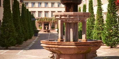 Wellnessurlaub - Kräutermassage - Bad Wildbad im Schwarzwald - Allee im Innenhof - Hotel Therme Bad Teinach