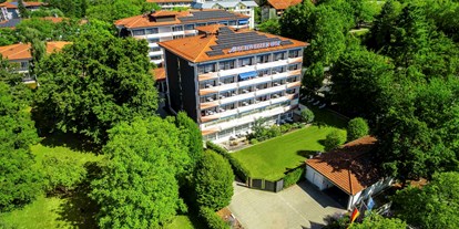 Wellnessurlaub - Parkplatz: gebührenpflichtig beim Hotel - Hausruck - Außenansicht Hotel - Hotel Schweizer Hof Betriebs-GmbH