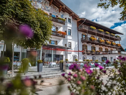 Wellnessurlaub - Hotel-Schwerpunkt: Wellness & Skifahren - Griesstätt - Hotel Unterwirt mit Sonnenterrasse - Hotel Unterwirt