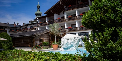 Wellnessurlaub - Finnische Sauna - Brixen im Thale - Garten mit ganzjährig beheiztem Außenpool und finnischer Blockhaussauna - Hotel Unterwirt