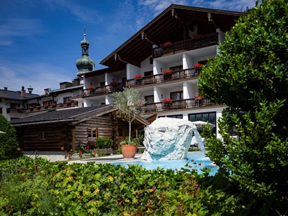 Wellnessurlaub - Hotel-Schwerpunkt: Wellness & Skifahren - Griesstätt - Garten mit ganzjährig beheiztem Außenpool und finnischer Blockhaussauna - Hotel Unterwirt