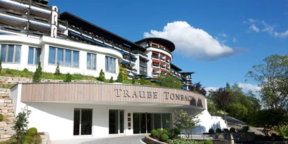 Wellnessurlaub - Hotel-Schwerpunkt: Wellness & Wandern - Ottenhöfen im Schwarzwald - Haupteingang - Traube Tonbach
