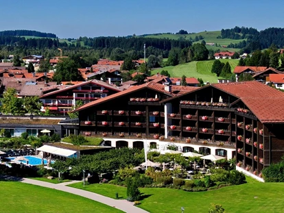 Wellnessurlaub - Finnische Sauna - Lindenberg im Allgäu - Außenansicht (Luft)  - Lindner Hotel Oberstaufen Parkhotel