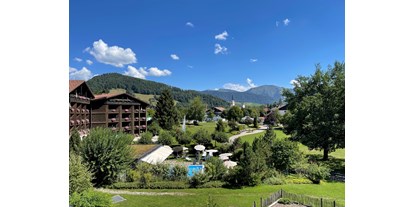 Wellnessurlaub - Pools: Außenpool beheizt - Oberstdorf - Außenansicht  - Lindner Parkhotel & Spa Oberstaufen