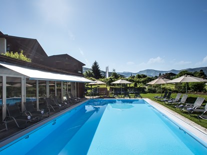 Wellnessurlaub - Pools: Außenpool beheizt - Lech - Außenansicht Pool  - Lindner Parkhotel & Spa Oberstaufen