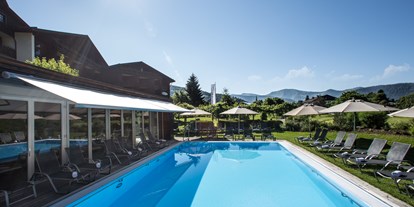 Wellnessurlaub - Finnische Sauna - Oberstdorf - Außenansicht Pool  - Lindner Parkhotel & Spa Oberstaufen