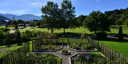 Wellnessurlaub - Peeling - Grän - Blick auf den Kräutergarten  - Lindner Parkhotel & Spa Oberstaufen