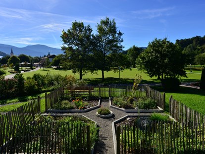 Wellnessurlaub - Whirlpool - Allgäu - Blick auf den Kräutergarten  - Lindner Parkhotel & Spa Oberstaufen