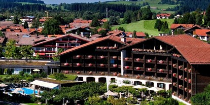 Wellnessurlaub - Pools: Außenpool beheizt - Oberstdorf - Außenansicht (Luft)  - Lindner Parkhotel & Spa Oberstaufen
