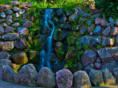 Wellnessurlaub - Meridian Bürstenmassage - Wasserfall in der Parkanlage - The Lakeside Burghotel zu Strausberg