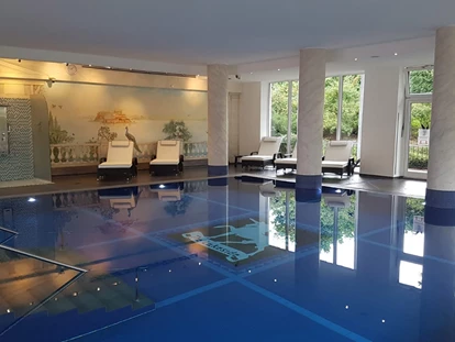 Wellnessurlaub - Bettgrößen: Doppelbett - Velten - Poolbereich - The Lakeside Burghotel zu Strausberg