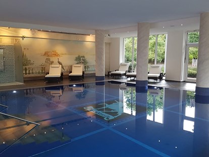 Wellnessurlaub - Meridian Bürstenmassage - Poolbereich - The Lakeside Burghotel zu Strausberg