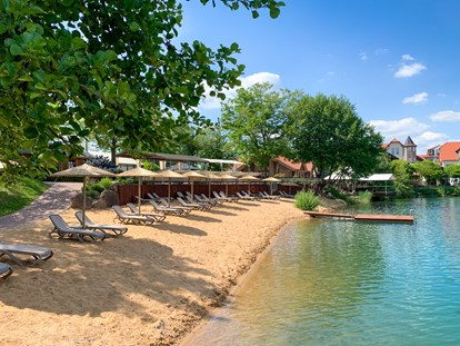 Wellnessurlaub - Pools: Schwimmteich - Seehotel Niedernberg - Das Dorf am See