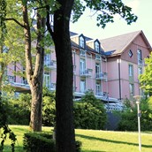 Wellnesshotel - Bilck auf das Hotel aus dem herrlichen Kurpark Bad Steben - relexa hotel Bad Steben