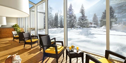 Wellnessurlaub - Hotel-Schwerpunkt: Wellness & Golf - Grießen (Leogang) - Wandelgang aus Glas mit Blick auf die schneebedeckten Berge - CESTA GRAND Aktivhotel & Spa