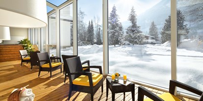 Wellnessurlaub - Hotel-Schwerpunkt: Wellness & Wandern - Großarl - Wandelgang aus Glas mit Blick auf die schneebedeckten Berge - CESTA GRAND Aktivhotel & Spa