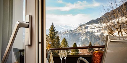 Wellnessurlaub - Langschläferfrühstück - PLZ 8972 (Österreich) - Zimmer mit Balkon und Blick auf Bad Gastein und die Gasteiner Bergwelt - CESTA GRAND Aktivhotel & Spa