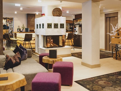 Wellnessurlaub - Finnische Sauna - Grießen (Leogang) - Lobby mit Bar - ALL INCLUSIVE Hotel DIE SONNE