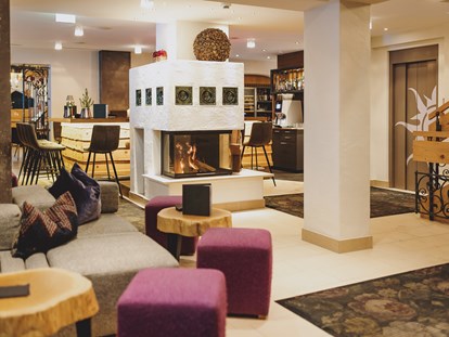 Wellnessurlaub - Pantai Luar Massage - Kitzbühel - Lobby mit Bar - ALL INCLUSIVE Hotel DIE SONNE