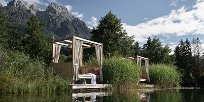 Wellnessurlaub - Pools: Infinity Pool - Leogang Hütten - Naturhotel Forsthofgut