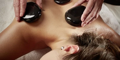 Wellnessurlaub - Fußreflexzonenmassage - Hessen - Hot-Stone-Massage - Göbel´s Landhotel