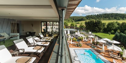 Wellnessurlaub - Oberaula - Ruhebereich + Blick auf den Pool - Göbel´s Schlosshotel " Prinz von Hessen "