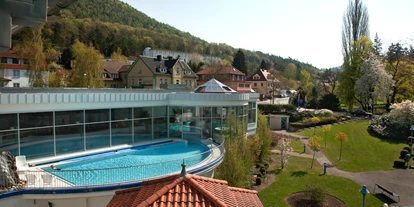 Wellnessurlaub - Rücken-Nacken-Massage - Gudensberg - Außenpool - Göbel's Hotel AquaVita
