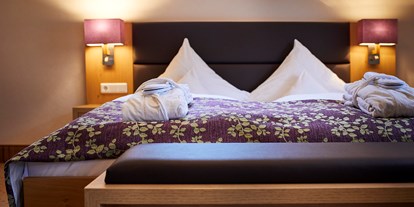 Wellnessurlaub - Bettgrößen: Doppelbett - Rotenburg an der Fulda - Zimmerbeispiel Deluxe-Doppelzimmer - Göbel's Hotel AquaVita