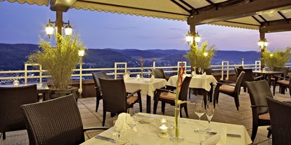 Wellnessurlaub - Außensauna - Oberaula - Terrasse Restaurant am Abend - Göbel's Hotel Rodenberg