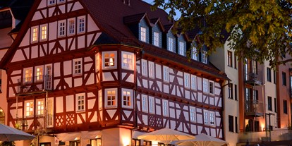 Wellnessurlaub - Lymphdrainagen Massage - PLZ 34508 (Deutschland) - Spagebäude bei Nacht - Hotel Die Sonne Frankenberg