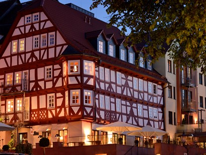 Wellnessurlaub - Bettgrößen: Twin Bett - Deutschland - Spagebäude bei Nacht - Hotel Die Sonne Frankenberg