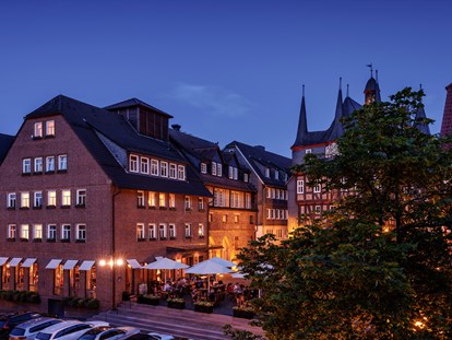 Wellnessurlaub - Bettgrößen: Doppelbett - Hessen Nord - Nachtaufnahme Hotel am Abend mit Terrasse - Hotel Die Sonne Frankenberg