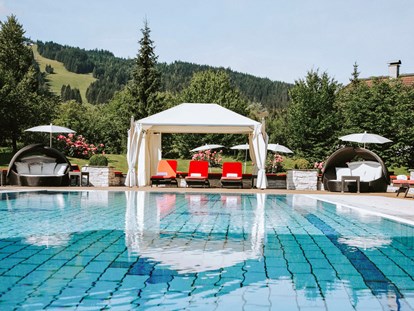Wellnessurlaub - Pools: Innenpool - Beheizter Außenpool mit großzügiger Liegewiese - Hotel Gut Weissenhof Radstadt