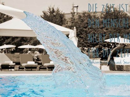 Wellnessurlaub - Whirlpool - Großarl - Abkühlung im Außenpool - Hotel Gut Weissenhof Radstadt