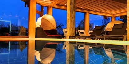 Wellnessurlaub - Ganzkörpermassage - Gudensberg - Innenpool mit Gartenblick - Freund Das Hotel & Natur Resort