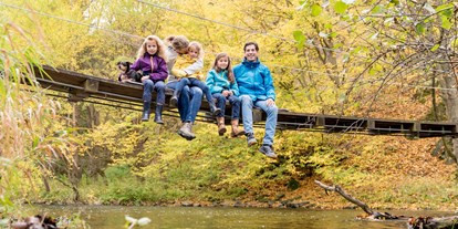 Wellnessurlaub - Maniküre/Pediküre - Hessen Nord - Familien Spaziergang zur Wackelbrücke - Freund Das Hotel & Natur Resort