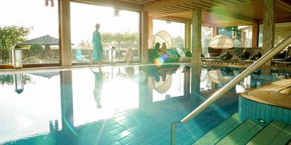 Wellnessurlaub - Rücken-Nacken-Massage - Bad Endbach - Innenpool - Freund Das Hotel & Natur Resort