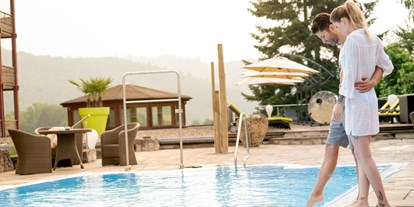 Wellnessurlaub - Bettgrößen: Queen Size Bett - Bad Endbach - Außenpool - Freund Das Hotel & Natur Resort