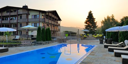 Wellnessurlaub - Pools: Außenpool beheizt - PLZ 34508 (Deutschland) - Außenpool und Hotel - Freund Das Hotel & Natur Resort