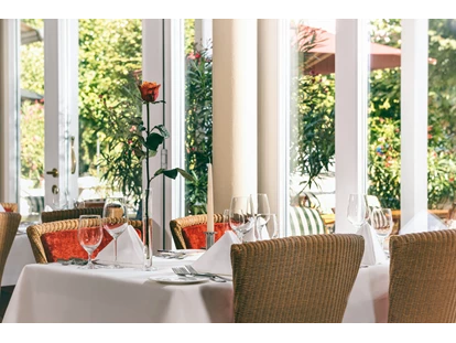 Wellnessurlaub - Pools: Infinity Pool - Groß Ernsthof - Restaurant Ambiance - Romantik ROEWERS Privathotel